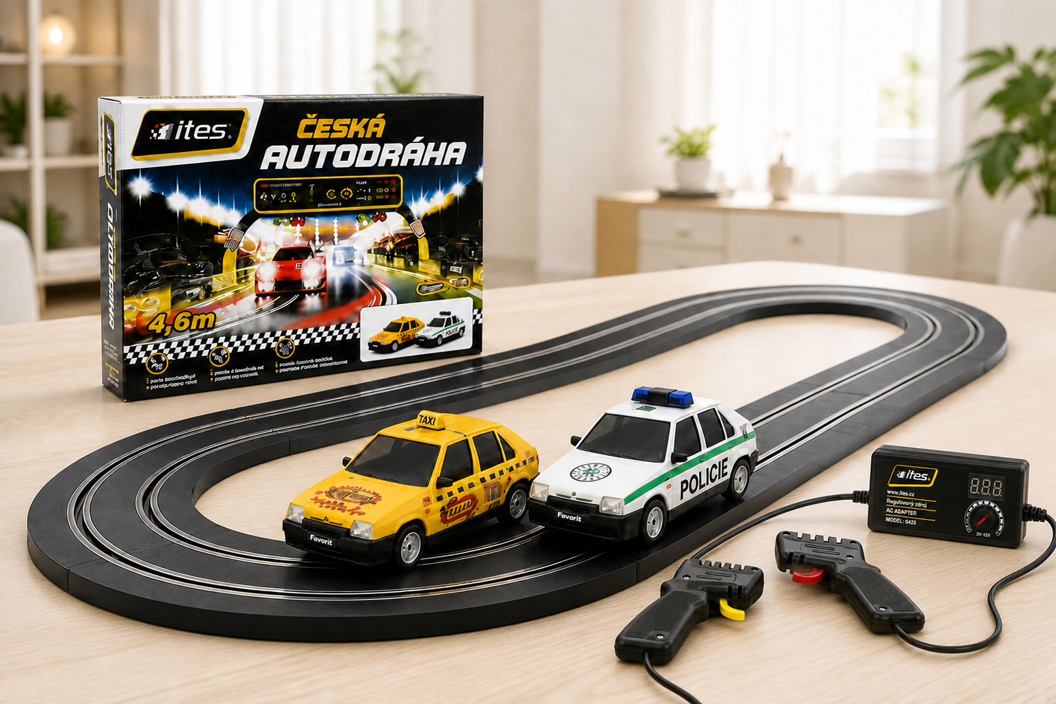Základní set české autodráhy ITES s auty Škoda Favorit Taxi a Policie – kompletní okruh 4,6 m, napáječ a 2 ovladače